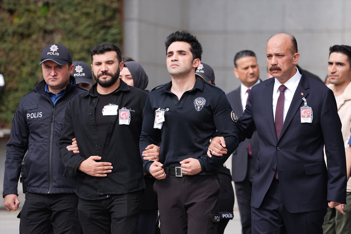 Şehit Şeyda Yılmaz'ın polis olan eşi, cenaze törenine üniformayla katıldı.