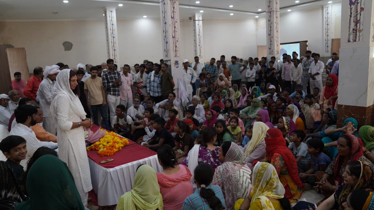 kumudnirakesh's tweet photo. धनकोट में आज का जनसंपर्क अभियान बेहद सफल रहा। गांववासियों का उत्साह देखकर मैं अभिभूत हूँ। विकास की नई इबारत लिखने का संकल्प लेकर हम आगे बढ़ रहे हैं। गांव के हर कोने से मिला प्यार और समर्थन हमारी ताकत है। साथ मिलकर हम धनकोट को एक नई ऊंचाई पर ले जाएंगे।

#लड़ेंगेजीतेंगे #बाल्टी https://t.co/cPhKyhaliR