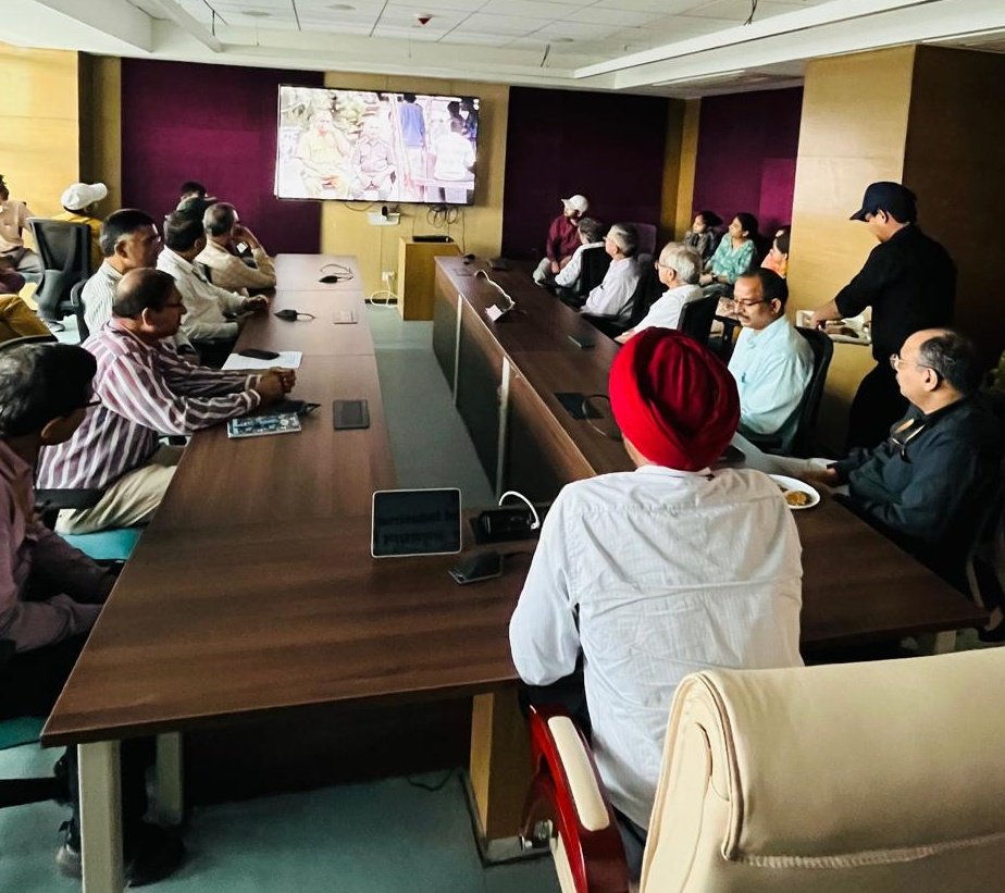 Workshop on ‘E-Waste Management’ and ‘Usage of Biodegradable and environment friendly materials’   by Scientists of DSIR under #SwachhataHiSevaCampaign2024 at Technology Bhavan, New Delhi on 20th Sept 2024.
Let's reduce, reuse, recycle! #SwachhBharat #Sustainability