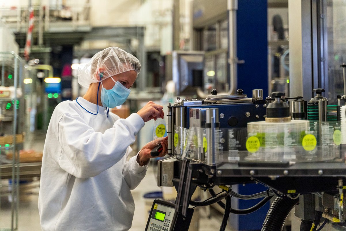 KronesAG's tweet photo. When it comes to decorating containers with self-adhesive reel-fed labels, the #Autocol has been setting the benchmark for many years now. The machine has been designed as rotary #machine and is equipped with a precisely operating #label applicator.
#Krones #Technology https://t.co/soae5TMTGi