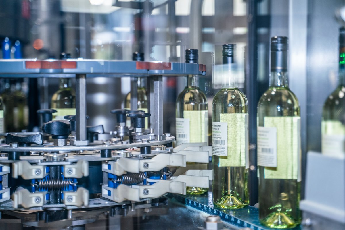 KronesAG's tweet photo. When it comes to decorating containers with self-adhesive reel-fed labels, the #Autocol has been setting the benchmark for many years now. The machine has been designed as rotary #machine and is equipped with a precisely operating #label applicator.
#Krones #Technology https://t.co/soae5TMTGi