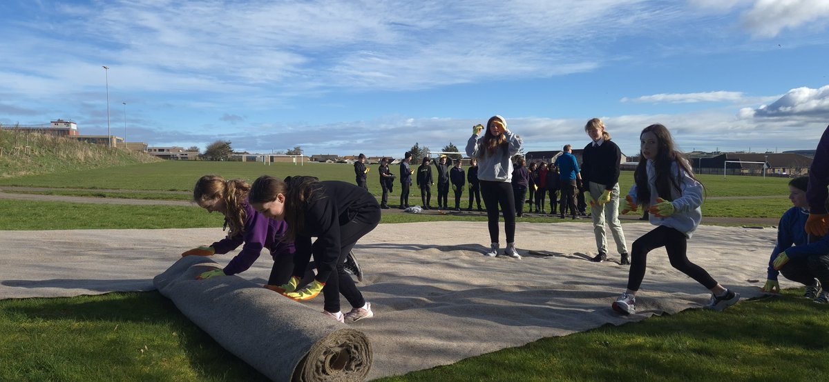 BanffAcademyBXA's tweet photo. It's #ScotsClimateWeek! We would like to celebrate the work of our S1 Survive or Thrive Project where our S1 pupils created our very own school wildflower meadow! You can now find us on the Scottish B-Line Map! 🐝🐞🌻🌹 
https://t.co/t28fF0KLRa https://t.co/hnEQwazdsx