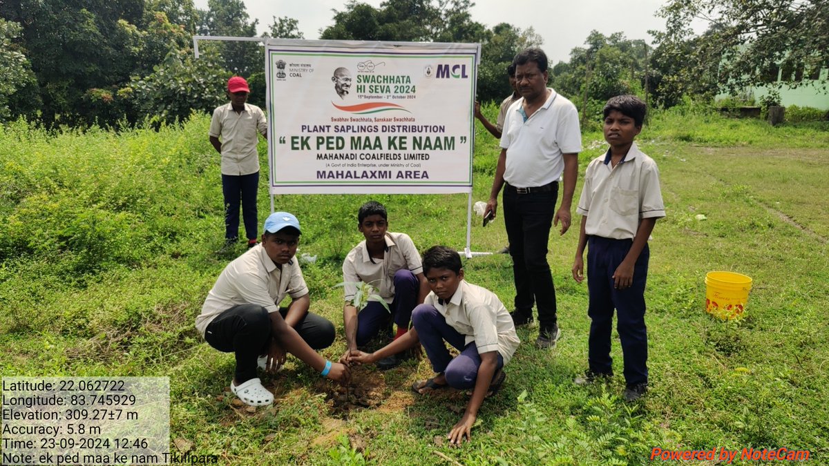 Mahalaxmi_MCL's tweet photo. Under the #SwachhataHiSeva2024 campaign, 400 fruit-bearing saplings were distributed among Safai Mitras, students, &amp; staff to promote the importance of tree planting under the theme Ek Ped Maa Ke Naam 
#SwachhBharatMission #SwachhBharatDiwas #SwabhavSwachhata #SanskaarSwachhata https://t.co/wQa4HZyQFP