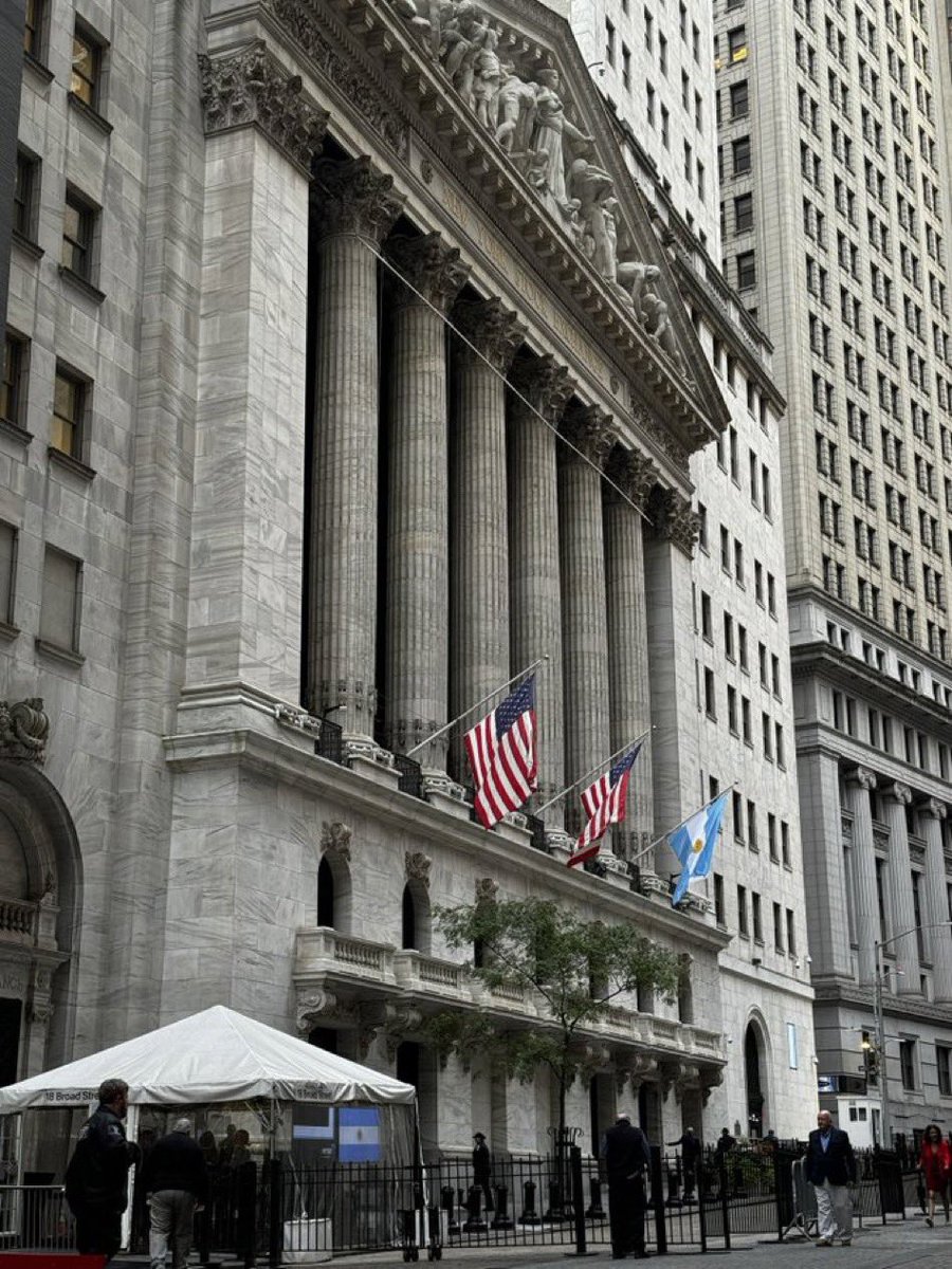 🚨🇦🇷 | HISTÓRICO

La Bolsa de New York (NYSE) con banderas argentinas. Hoy Milei inaugura la jornada bursátil con el tradicional toque de campana 🔔 

ARGENTINA FARO MUNDIAL