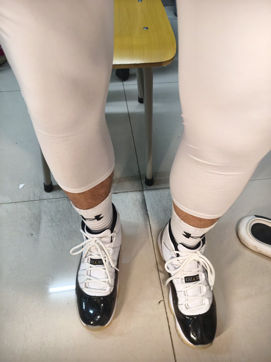 L040222's tweet photo. 跪着看，傻逼 https://t.co/SDZNV7RY1W