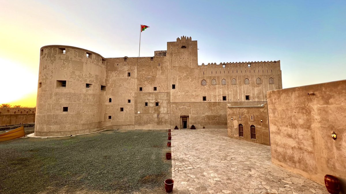 jabreencastle's tweet photo. بنيت داراً قضى بالسعد طالعها
قامت لهيبتها الدينا على قدم
كأنها إرم ذات العماد
وإن زادت بمالكها فخراً على إرم
#عمان_السعودية_عزوة_واهل
#عمان_تحتفي_بالسعوديه
#عُمان
#jabreencastle
#حصن_جبرين https://t.co/KNMyqB22gx