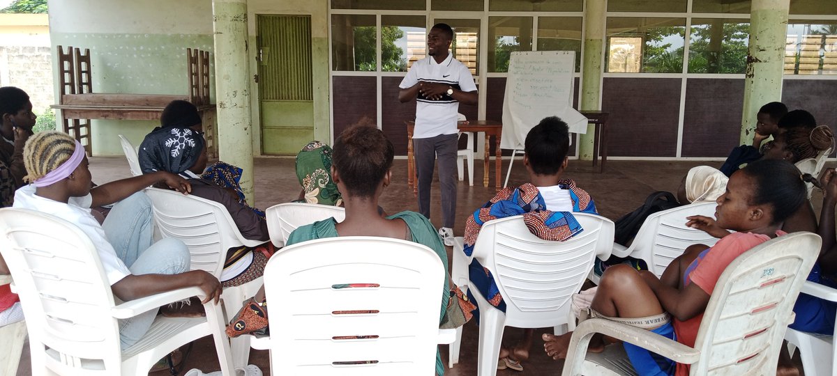 Séance de formation des jeunes du projet ahidéyou sur le parrainage des jeunes filles le monde de l'auto emploi