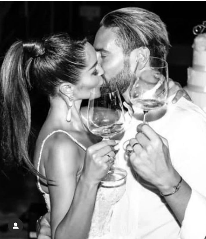 Fa07Kri's tweet photo. Auguri a voi, che con uno sguardo riuscite a dirvi più di mille parole, alla coppia più iconica, mattha, stupenda, meravigliosa, pazzeska del mondo, buona anniversario alla nostra queen e al nostro king, vi auguro di realizzare tutti i vostri sogni 🥂💋❤️❤️ #durelli https://t.co/KzhJRbOL0W