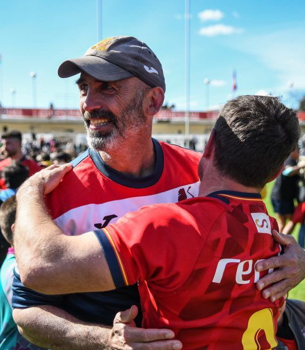 PillsRugby's tweet image. 🧍Miguel Velasco (Miguelón)*
📌Valladolid 🇪🇸
📅2023

❌#ESPvARG🇪🇸🇦🇷 3-62
✅#ESPvCAN🇪🇸🇨🇦 42-20
❌#ESPvUSA🇪🇸🇺🇸 12-42

*Ocupó el puesto de selecionador sabiendo que sería puente entre Santiago Santos y el elegido por la FER