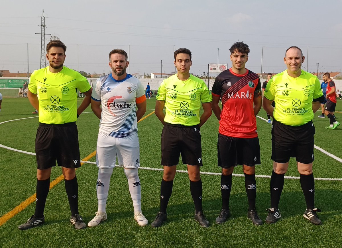 CdGevora's tweet photo. 𝗧𝗜𝗧𝗨𝗟𝗔𝗥𝗘𝗦, trío arbitral y capitanes en el partido disputado ayer ante el #CPCheles.
🔴 Ayer nos tocó vestir con la nueva tercera equipación de color rojo y negro. https://t.co/vLgpc7vbYw