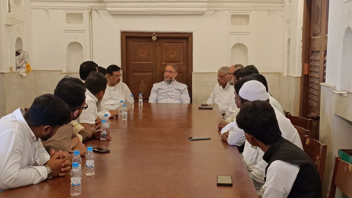 ArfaBahresh's tweet photo. Sadr-e-Majlis Barrister @asadowaisi sahab ne Darussalam mein @aimimnizamabad Unit ke zimmedaaro'n ke saath Municipal Elections aur party ko mazeed mazboot karne ke silsile mein meeting ki. (1/2) https://t.co/0tfz0STeC2