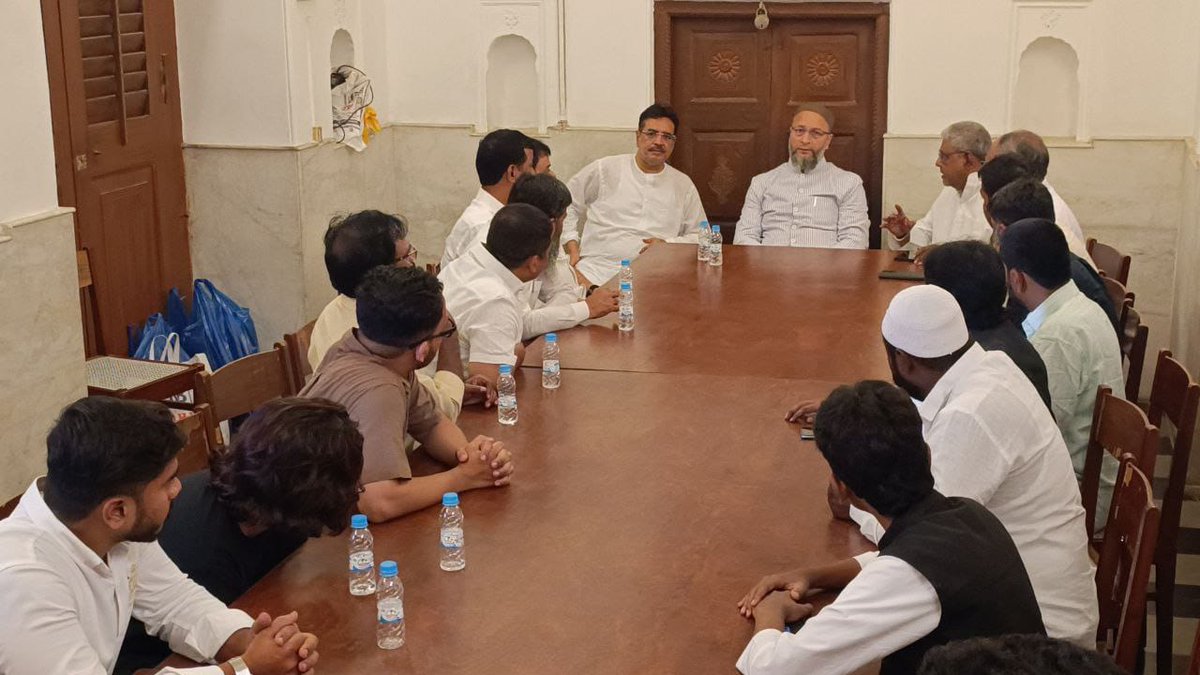 ArfaBahresh's tweet photo. Sadr-e-Majlis Barrister @asadowaisi sahab ne Darussalam mein @aimimnizamabad Unit ke zimmedaaro'n ke saath Municipal Elections aur party ko mazeed mazboot karne ke silsile mein meeting ki. (1/2) https://t.co/0tfz0STeC2
