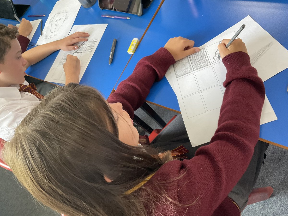 PDA_Y5's tweet image. Exploring Line in #pdaart using different materials such as willow charcoal and graphite. 🌟