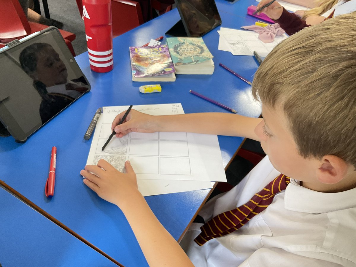 PDA_Y5's tweet image. Exploring Line in #pdaart using different materials such as willow charcoal and graphite. 🌟