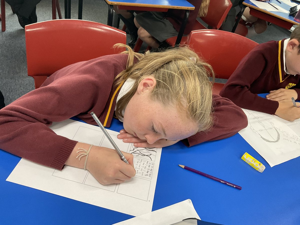 PDA_Y5's tweet image. Exploring Line in #pdaart using different materials such as willow charcoal and graphite. 🌟