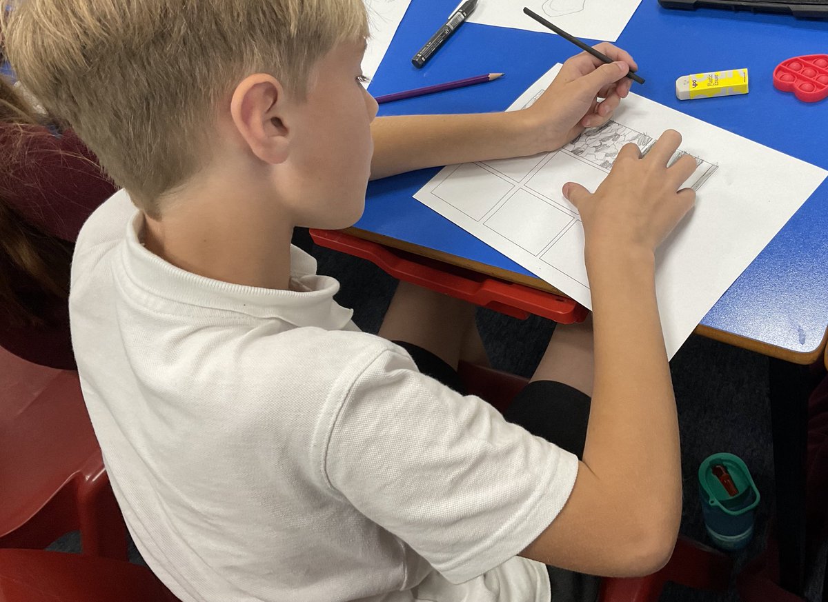 PDA_Y5's tweet image. Exploring Line in #pdaart using different materials such as willow charcoal and graphite. 🌟