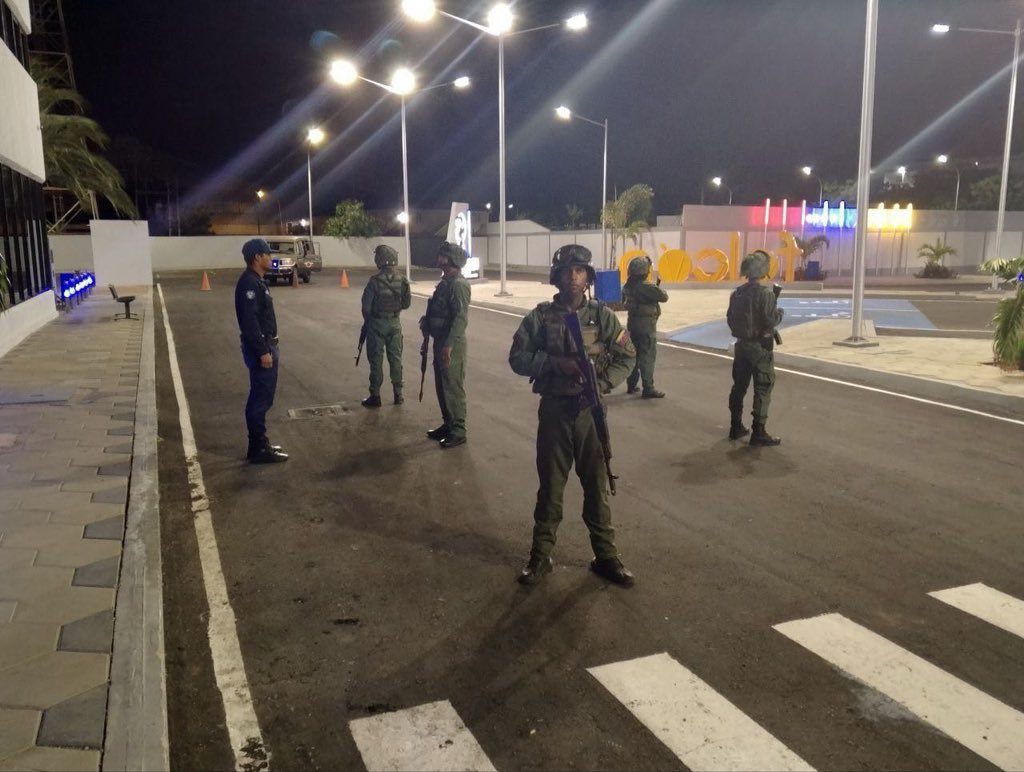 Y mientras cual vaqueros del Lejano Oeste, ciudadanos charlatanes, desde el imperio del norte, junto a los lacayos imperiales residentes y auto exiliados del norte, hacen toda una trama de historias para hacer creer al mundo que en Venezuela hay ingobernabilidad y violación de