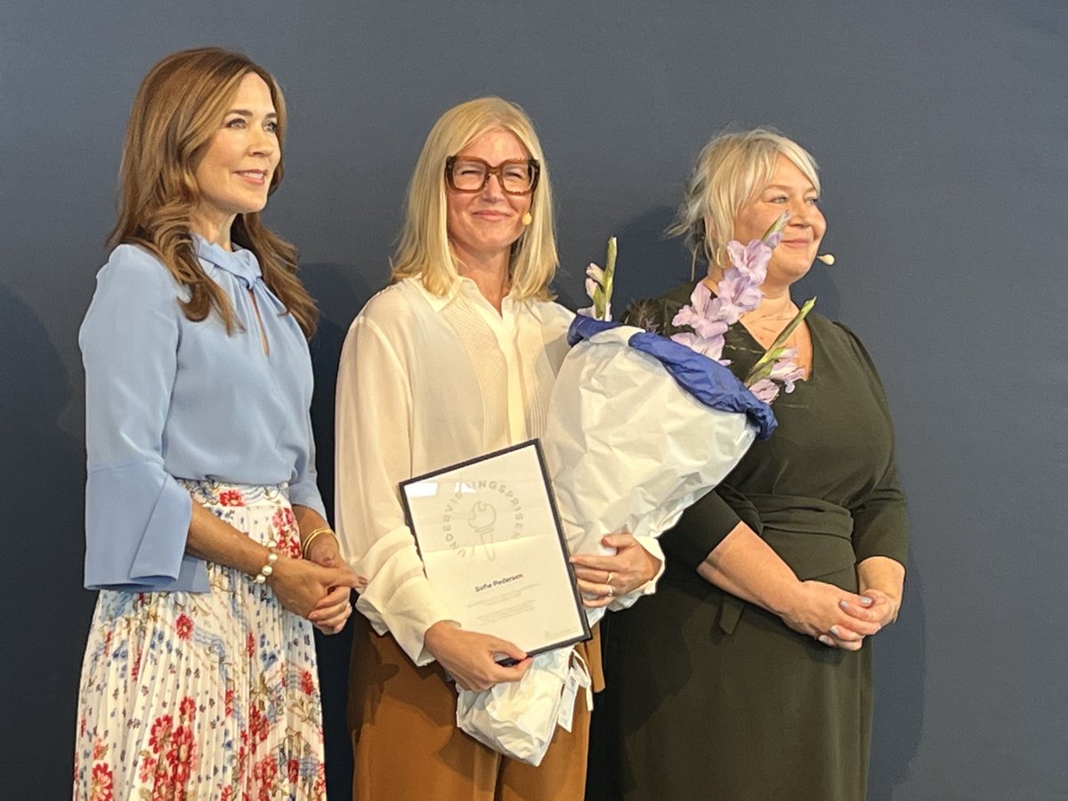 Hanne Leth Andersen (@hannelethruc) on Twitter photo Tillykke med Undervisningsprisen 2024 🙏🏼 flot og dygtigt gået af Sofie Pedersen, lektor i socialpsykologi ved <a href="/roskildeuni/">RUC</a> Du sætter virkeligheden i relation til teorien, til stor inspiration for dine studerende. Tak til <a href="/UFM_MIN/">Uddannelses- og Forskningsministeriet</a> <a href="/ChristinaEgelun/">Christina Egelund</a> #uddpol Tillykke med Undervisningsprisen 2024 🙏🏼 flot og dygtigt gået af Sofie Pedersen, lektor i socialpsykologi ved <a href="/roskildeuni/">RUC</a> Du sætter virkeligheden i relation til teorien, til stor inspiration for dine studerende. Tak til <a href="/UFM_MIN/">Uddannelses- og Forskningsministeriet</a> <a href="/ChristinaEgelun/">Christina Egelund</a> #uddpol