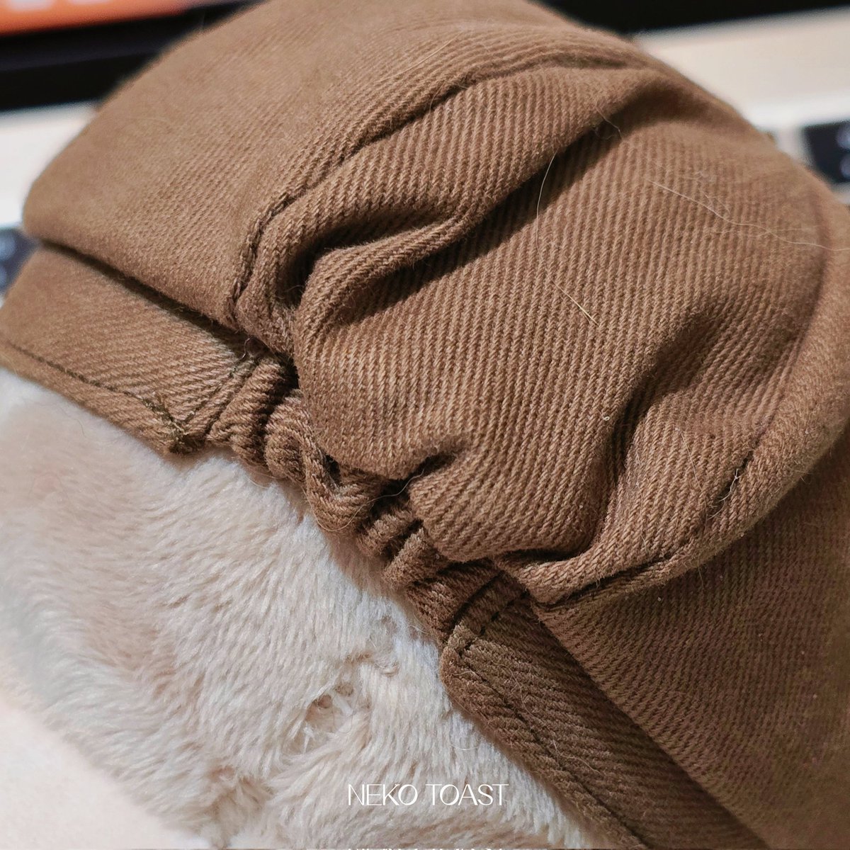 ● NOTICE
There will be deviations in the embroidery production of shoes.

There is an elastic band on the back of the hat.