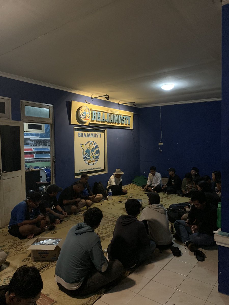 Malam ini (23/09) pukul 18.xx Pak Midun sudah menginjakkan kaki di Wisma Soeratin. Meski hujan, perjalanan masih dapat berlanjut.

Terima kasih sambutan &amp; dukungan dari <a href="/BCSxPSS_1976/">Brigata Curva Sud</a> yang sudah mengantar sampai Wisma, akan dikenang terus oleh Pak Midun. 
#2TahunTragediKanjuruhan