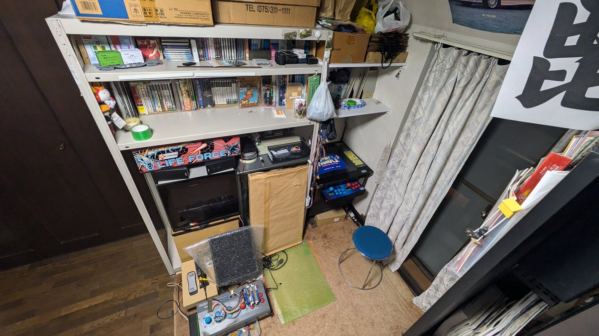 9jX4yk9cyGXIYyB's tweet image. なんとか連休の間に片付けが完了しました!!
今回ハーフテーブル筐体の導入によりアーケードゲームが2台稼働出来る様になりました!!😆👍
テーブル筐体の方もステレオ用にスピーカーも棚の上に設置しています!!
#片付け #テーブル筐体 #アーケード基板 #ストリートファイター2 #沙羅曼蛇