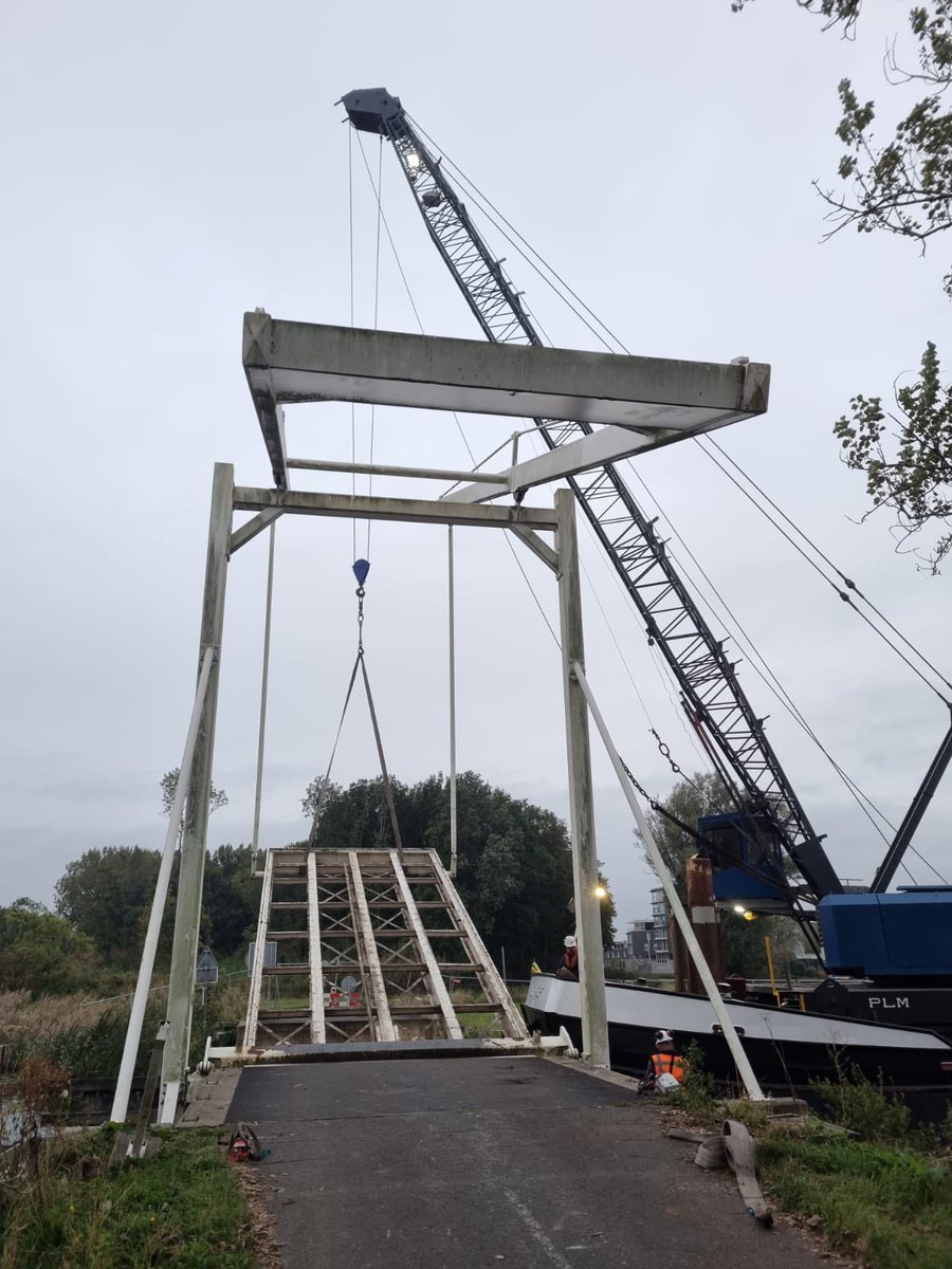 De #JaapSmitbrug wordt uitgehesen om te worden opgeknapt. De tijdelijke brug wordt ook geplaatst. Straks is #Vlietland weer goed bereikbaar en is de brug echt storingsvrij! <a href="/zuid_holland/">Provincie Zuid-Holland</a> 👍