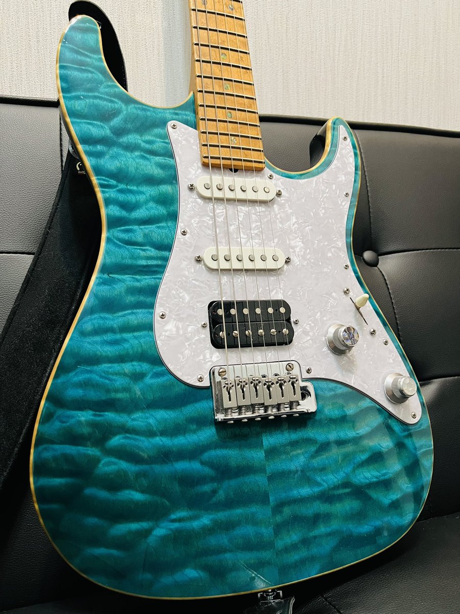 Datto_N's tweet image. 自宅でちょっと弾く時に手に取るのは、この子なことが圧倒的に多い。
本当に弾きやすくて素晴らしい！
一生手放さないギター。
#Suhr