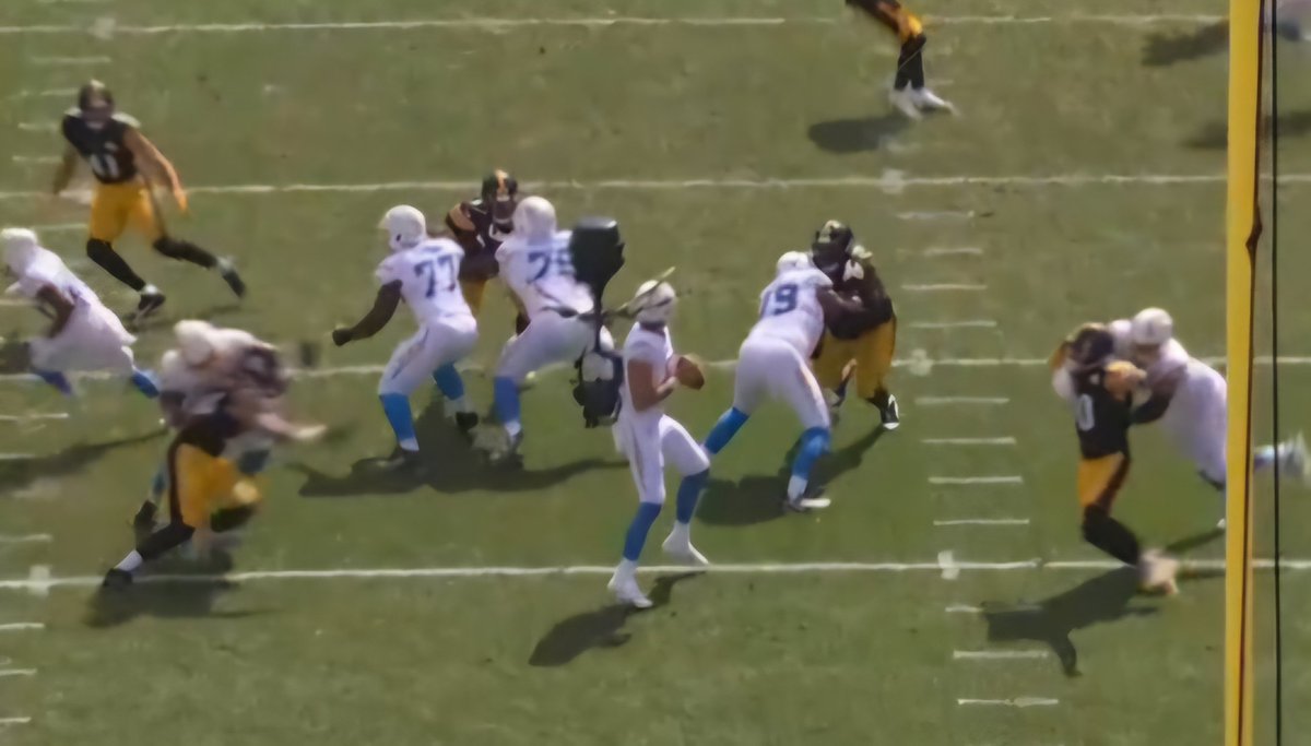 gygerpc's tweet photo. @stevemarasco @WrestlingGuru18 @tokyoXmo Won't do any good. 1 play. All this guy is pointing to is one play. Roughing the passer, when the league has cracked down on even breathing on a QB the last few years.

Also, this sums up 4 quarters of neck wraps. How many flags for holding by the refs saving us? Both sides here https://t.co/ugaxrlUGYJ