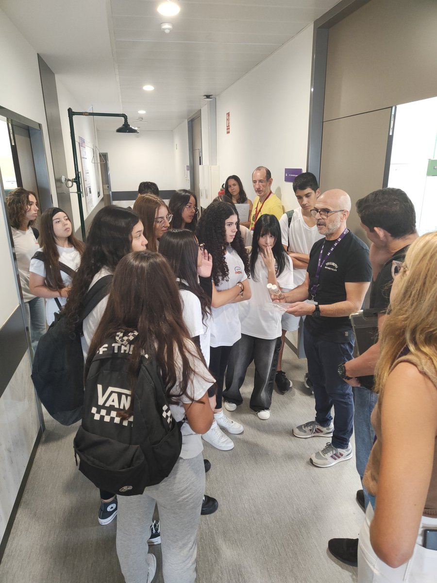 ITB_ULL's tweet photo. Posteriormente, hemos recibido al alumnado de 4° ESO del #SIESArona

Nuestr@s compañer@s Andrea Reyes y David Bartolomé les han acompañado en su visita, pillando también de paso a @AAVindel
y sus #Drosophilas

Mañana más ciencia‼️ https://t.co/BLvZDohaDE