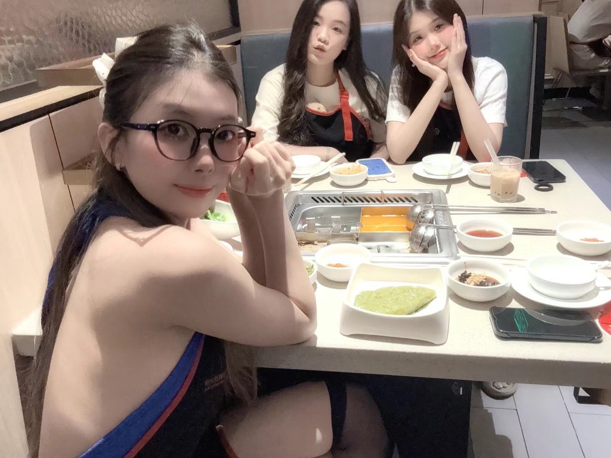 又是真空的一天～闺蜜肯定猜不到我正在她旁边偷偷的刷推吧。🤓 https://t.co/2guGk3ZGcf