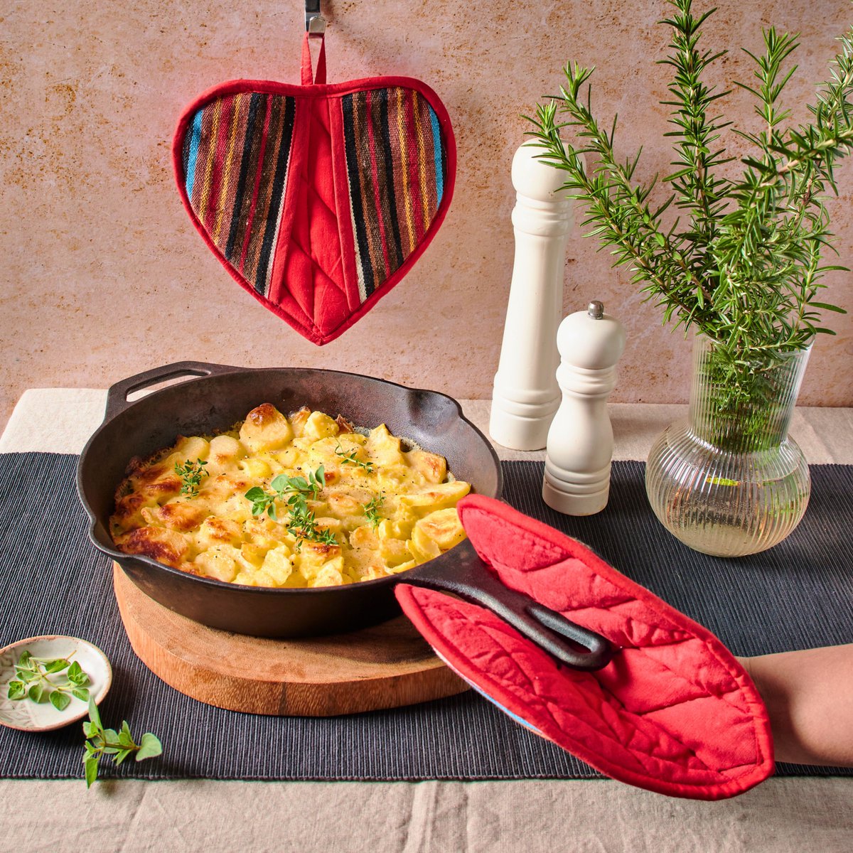 Do you know someone who is kind-hearted and passionate about preparing food? This might be the perfect gift for them! 
aksahomedecor.com/products/heart…

#sustainable #fairtrade #homedecor #interiordesign #fairtradedecor #ethicalhomewares #fairtradegifts #shopfairtrade #homedecorations