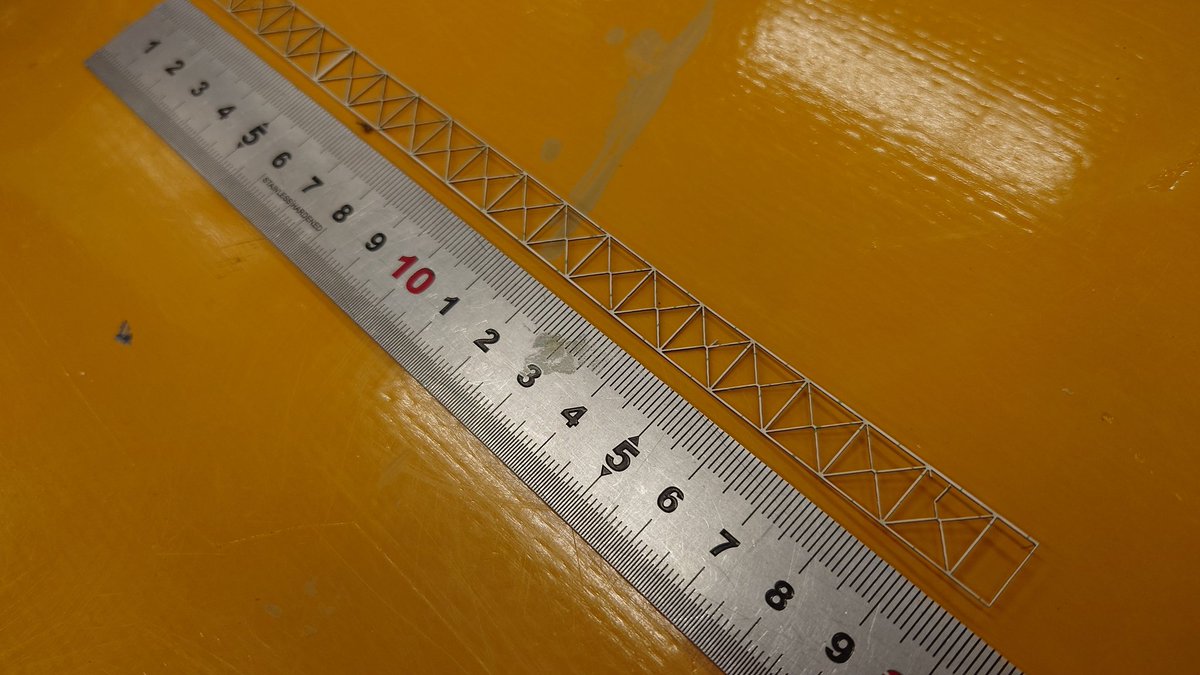 レーザーで厚紙を切り抜き加工
この細さは人力だと難しいのでは