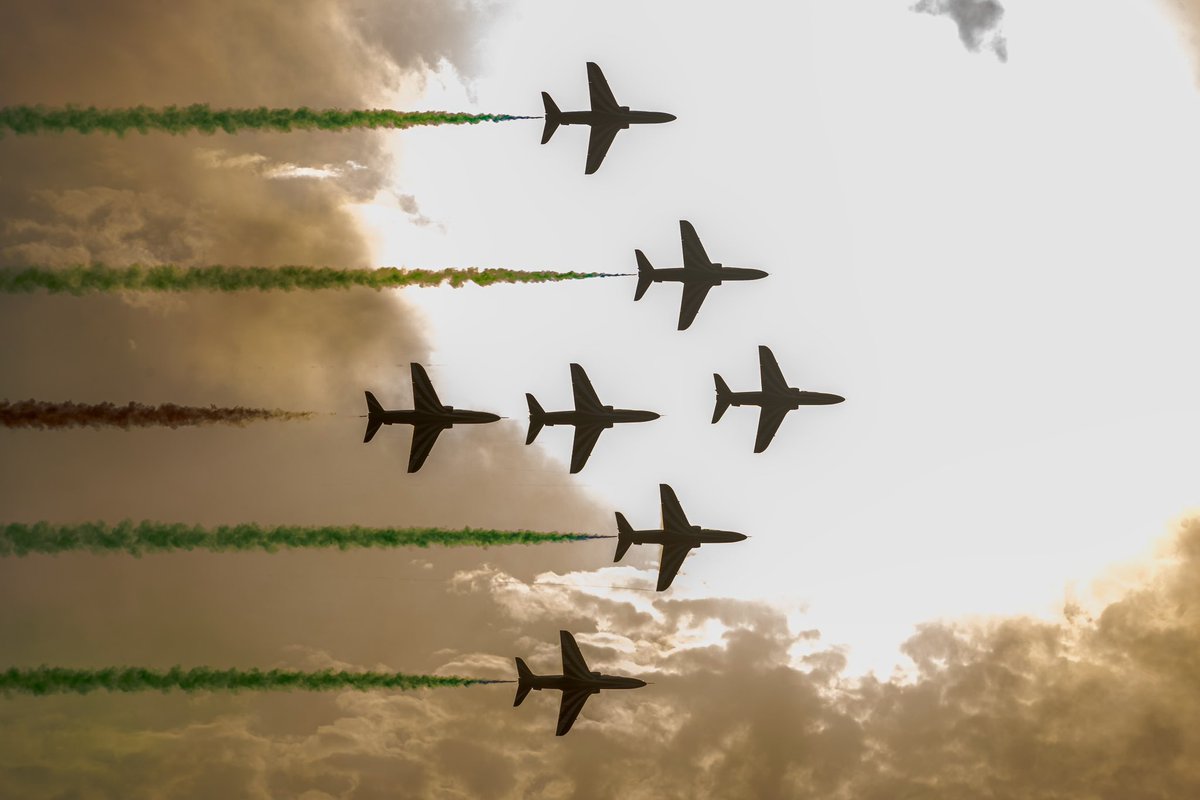gorgeous4ew's tweet photo. الصقور السعودية تزين سماء المملكة بالعروض الجوية 🇸🇦🤍.

#اليوم_الوطني94 . #نحلم_ونحقق https://t.co/F5Kl48X552