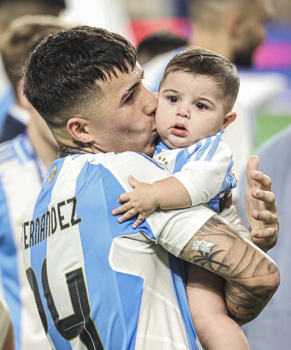 nessivert's tweet photo. ya es una necesidad lo que siento por ver a julian cargando al mini enzo yo se que ese va a ser mi fin pero lo quiero https://t.co/GNxGX4VsbC