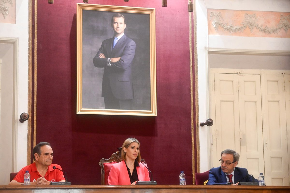 AytoAlcalaH's tweet photo. SALUD |
♥️ La alcaldesa, @JudithPiquet ha recibido en el 'Salón de Plenos' del Ayuntamiento a la delegación de la 'Asociación Corazones Sanos del Henares' aprovechando que en estos días se está celebrando en la ciudad complutense la 'Semana del Corazón'.
ℹ️ https://t.co/3mwcTtEMec
#AlcalaDeHenares #CorazonesSanos