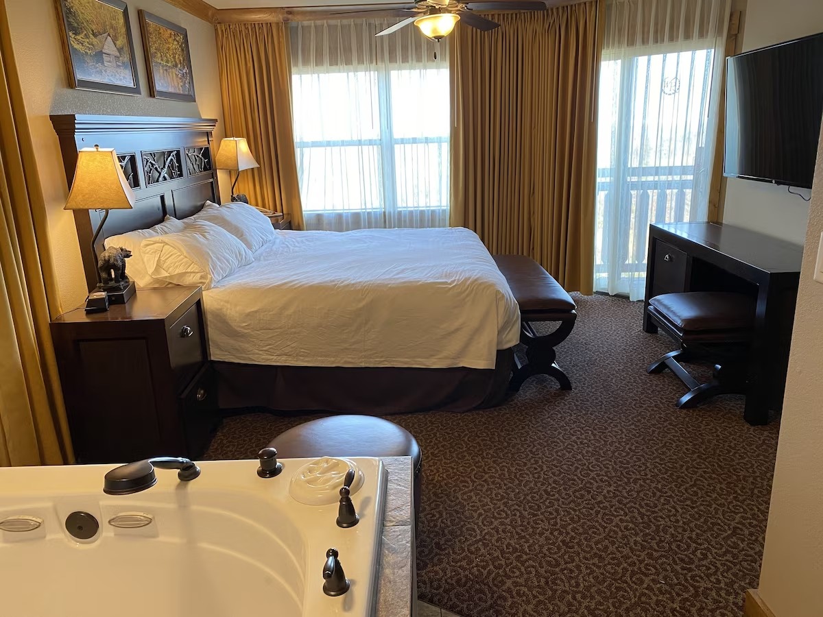RentSmokyMCabin's tweet photo. Experience the beauty of #Gatlinburg in luxury! Rent a stunning condo with breathtaking mountain views and modern amenities for an unforgettable getaway. Visit https://t.co/gnctKjis91
#LuxuryCondo #MountainGetaway #RentSmokyMountainCabin #VacationInStyle #ExploreTheSmokies https://t.co/znVLDnMtbr