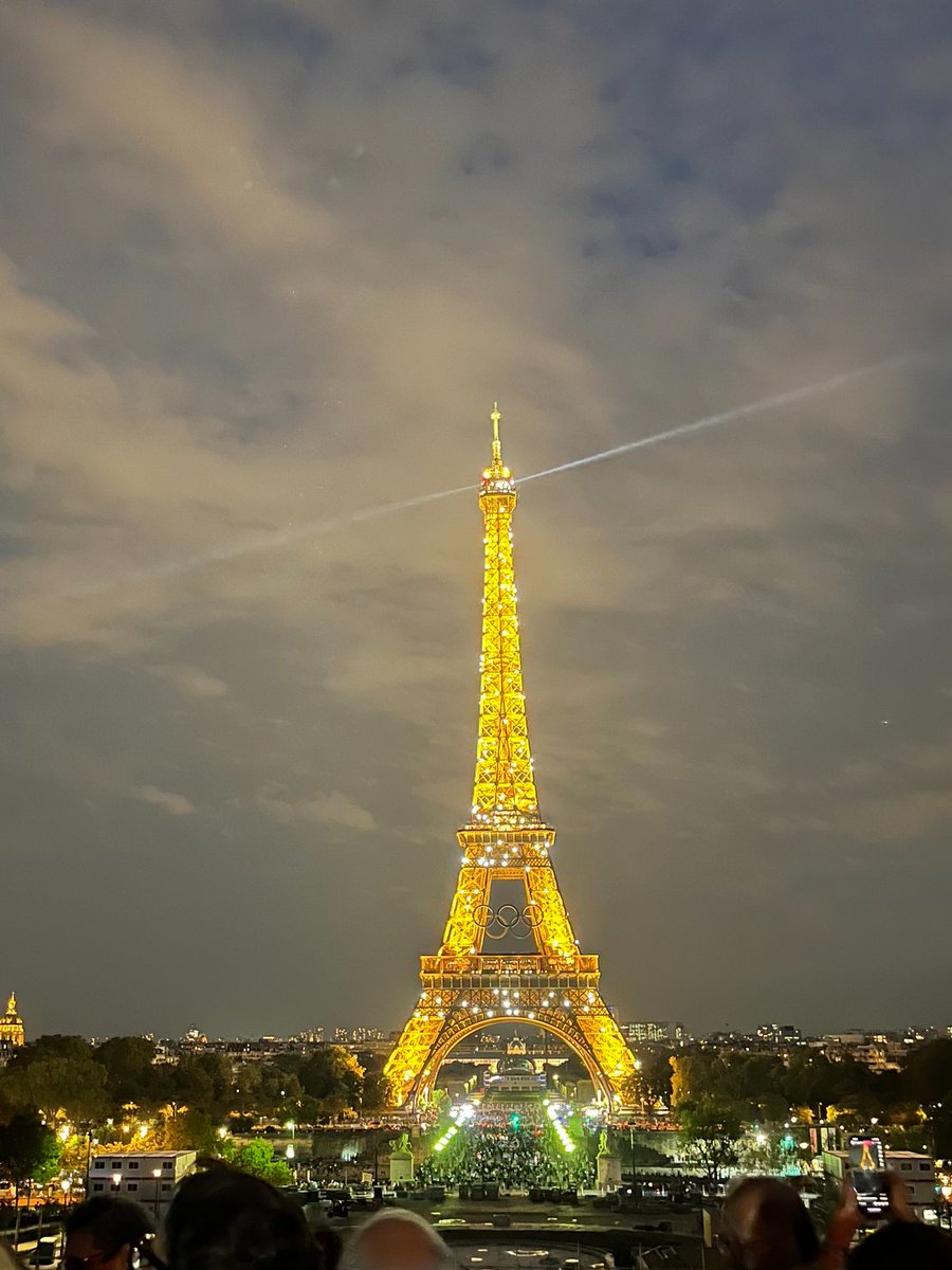 #SeptembreEnOr : il était 20h30 ce samedi quand la Tour Eiffel s'est mise à scintiller d'or en soutien à tous les enfants et jeunes atteints de cancer. Un moment véritablement magique, partagé avec de nombreux enfants, familles, soignants, associations et fondations.