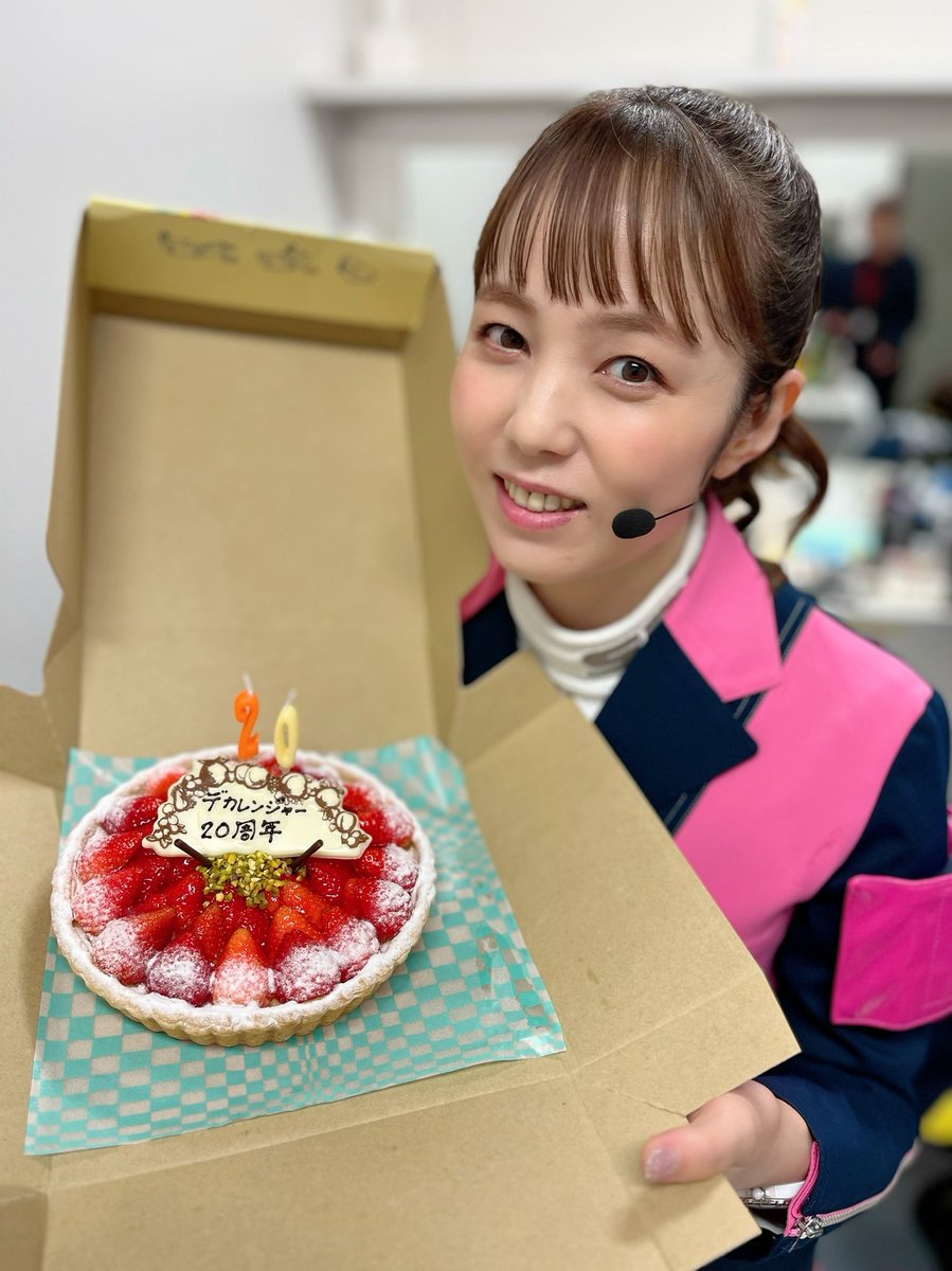 kikuchi_mika's tweet photo. キルフェボンのいちごのタルト🍓
デカレンジャー20周年プレートがのっていました。
私が大好きなごはん屋さんのご夫婦からのプレゼント。
みんなで仲良く頂きました。
美味しかったな。
昨日は思いがけず、スタッフの方や福ちゃんきゅーちゃん、おけいさん、三村さんをはじめスーツアクターさんや役者の仲間たちがたくさん駆けつけてくれました。
こーやって人に会えるのもイベントの嬉しいところ☺️
まだまだ余韻が。