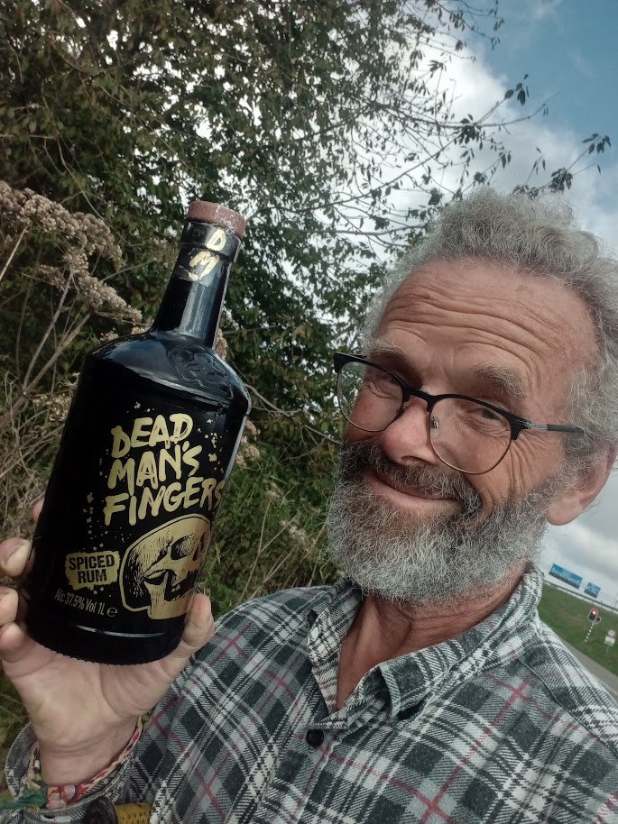 Lekjutter's tweet photo. Bottle post from St Ives. Dead Man's Fingers spiced Cornish rum.
#strangestfind @CornishSpliced https://t.co/dFn0XfKhsp