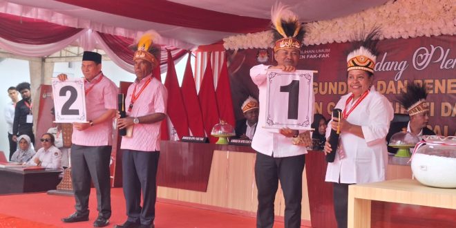 InfofakfakMedia's tweet photo. Pendukung Kedua Paslon “Berbalas Pantun” Berakhir Damai https://t.co/L7Rs9jR0E9 https://t.co/NEOo8Ayq9S