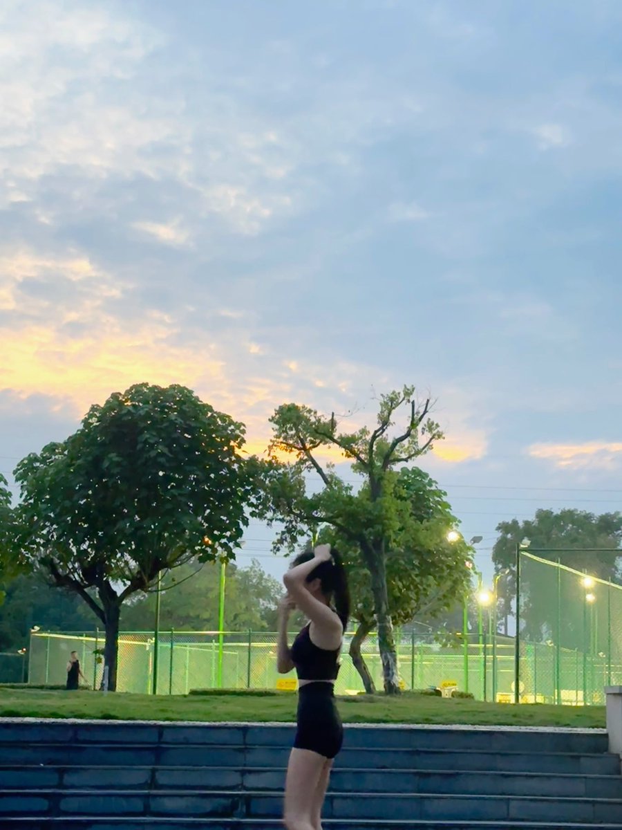 好消息：瘦到90斤了
坏消息：他妈的屁股瘦没了🙃