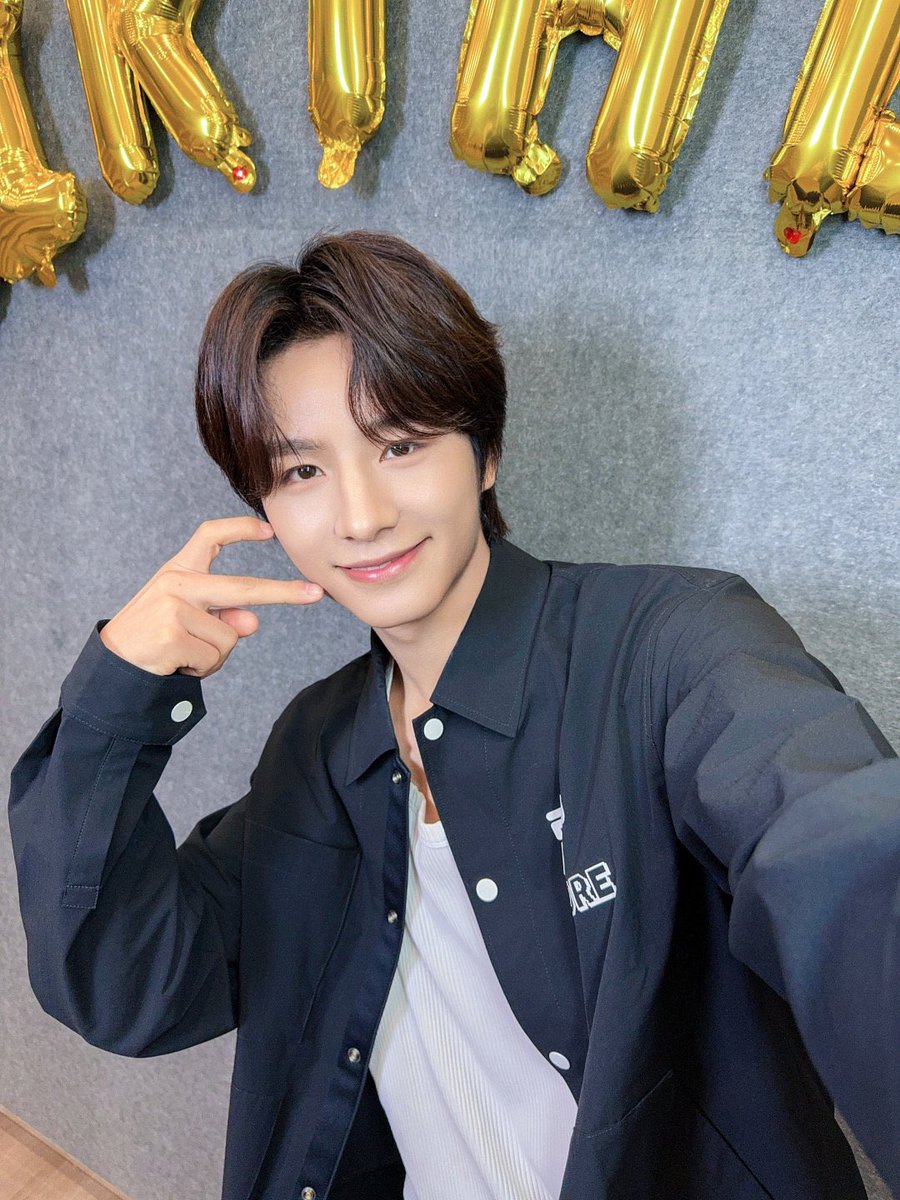 LEVGlobal's tweet photo. 👑 240923王子浩 LE’V Weibo 🆙
“LE'VELS are one year old 🌻🎂🎊
Happy birthday, love you forever 💛🤍”
#HAPPY_LEVEL_DAY
#LEV #레비 #レビ #WANGZIHAO #王子浩 #왕즈하오 #ワンズハオ
@LEV_Official_ @LEV_OFFICIAL_JP https://t.co/YepZPf680j