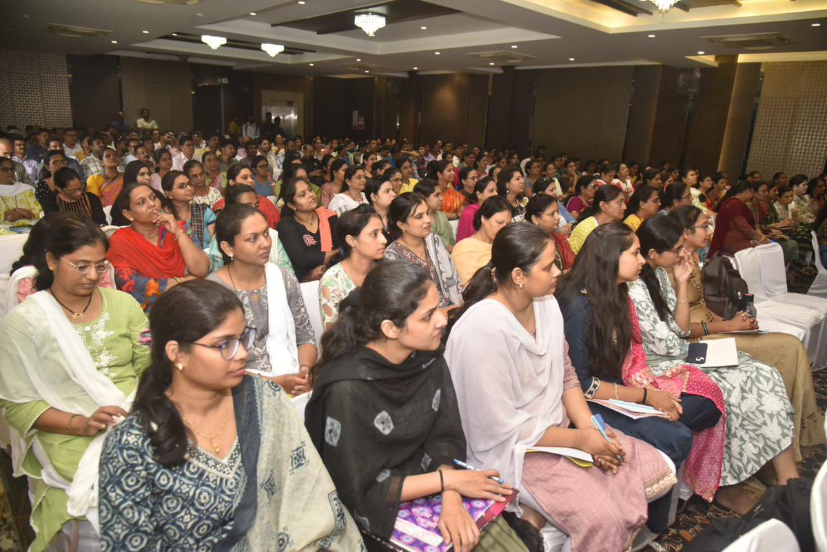 poonam_mahajan's tweet photo. आज जळगाव प्रवासात “भारत - महासत्ता निर्मितीत आपला सहभाग” या विषयावर प्राध्यापक, शिक्षक आणि विचारवंतांसोबत झालेल्या संवाद कार्यक्रमात सहभाग घेण्याची संधी मिळाली. त्यांच्यासोबत केलेली चर्चा समृद्ध करणारी ठरली. https://t.co/UhHtcJ7TnV