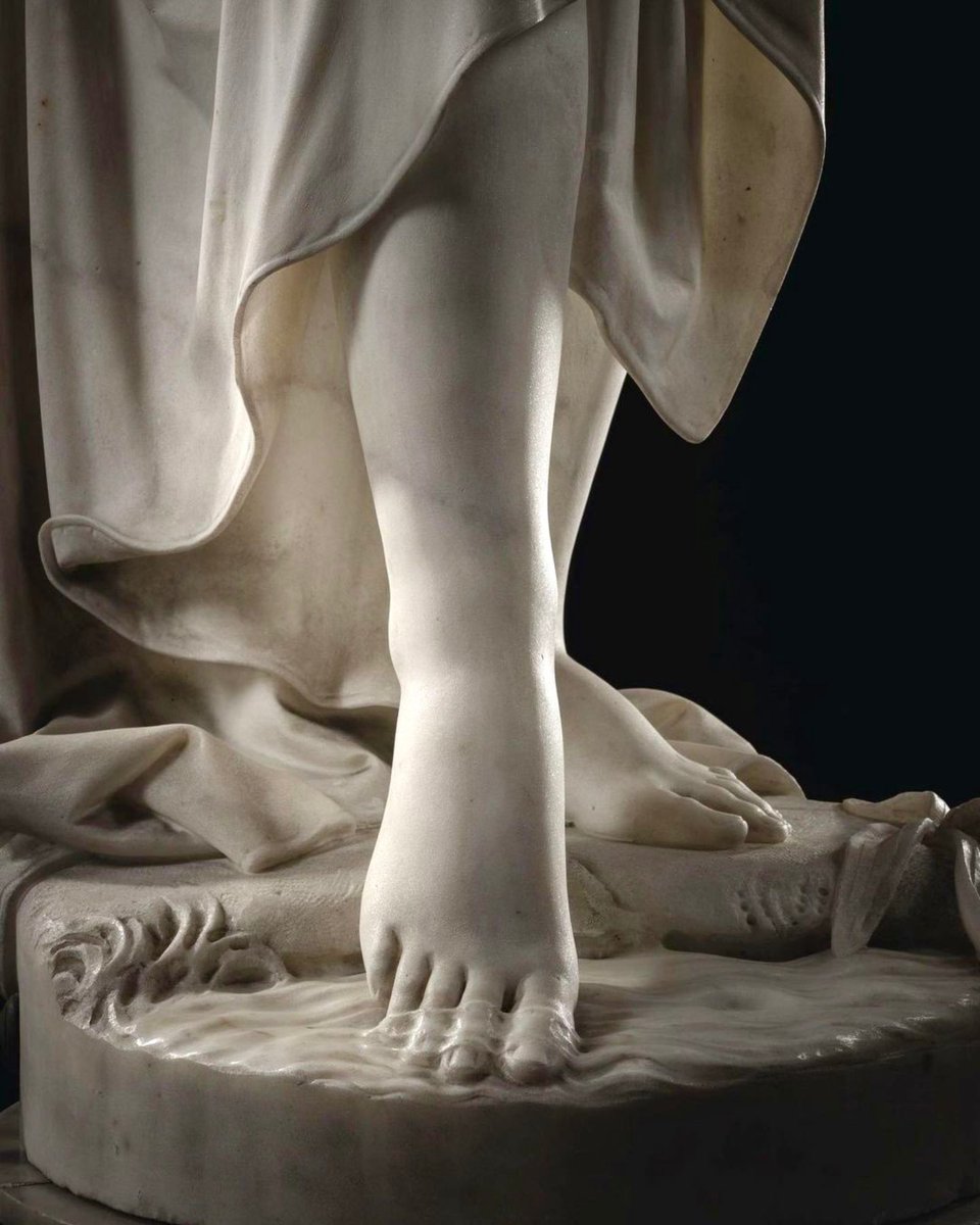 Hilo de detalles de esculturas surrealistas 🧵

1. El agua fluye sobre los dedos de los pies.