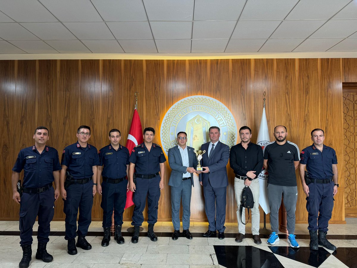 Cumhurbaşkanlığı himayelerinde düzenlenen;

2. Kamu Spor Oyunları Çanakkale İl seçmelerini ikincilikle tamamlayan, 
Eceabat Kaymakamlığı Voleybol takımımız aldıkları kupayı Kaymakamımız Sn. Murat ÇİÇEK’e teslim etti. 

<a href="/muratcicek_mia/">Murat Çiçek</a>