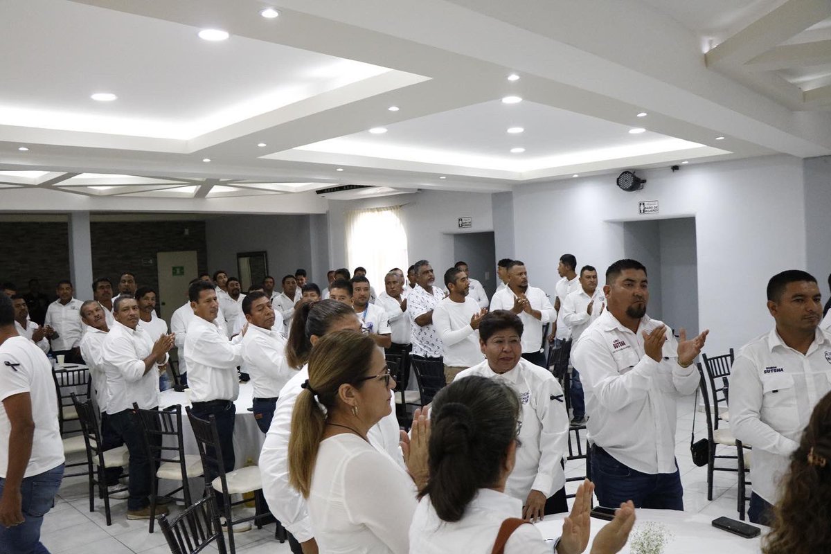 SUTSHA's tweet photo. Recuerdan vida y liderazgo sindical de Don Andrés Portillo Villegas.

A cuatro años de su deceso, se recordó la vida y obra de Don Andrés Portillo Villegas, fundador del Sindicato Único de Trabajadores al Servicio del Honorable Ayuntamiento (SUTSHA) de Ciudad Madero. https://t.co/0WjVEntfdd