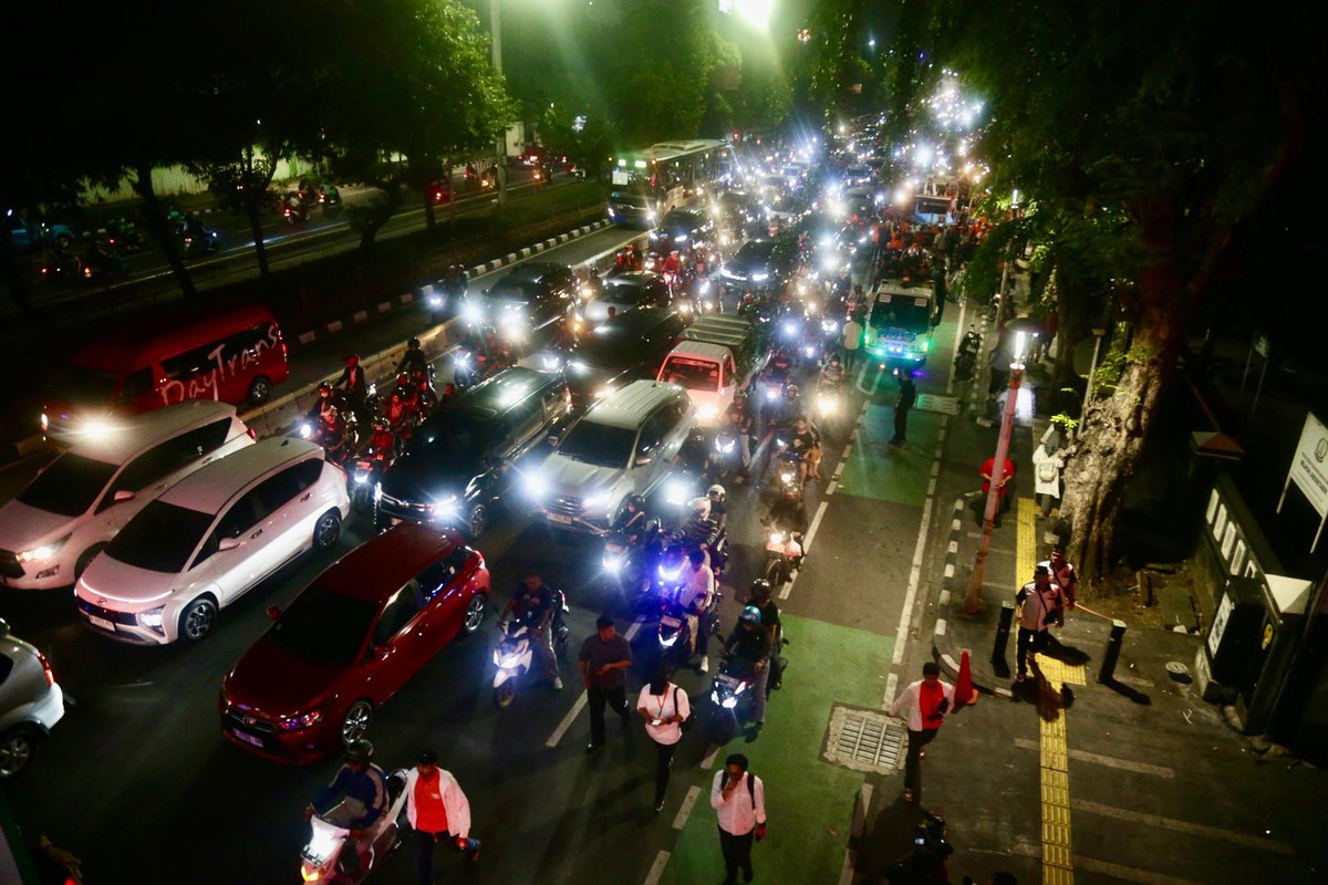 AMainuri's tweet photo. Mas Pram dan Bang Doel diantar ribuan pendukung naik oplet ‘Si Doel’ ke pengundian nomor urut Pilkada Jakarta 2024. Jakarta siap menyala! 💥 #JakartaMenyala #Pilkada2024" https://t.co/yeoyF71w7D