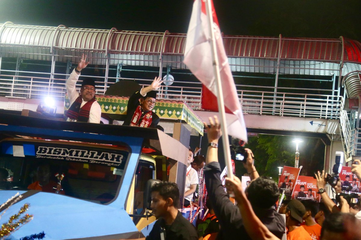 AMainuri's tweet photo. Mas Pram dan Bang Doel diantar ribuan pendukung naik oplet ‘Si Doel’ ke pengundian nomor urut Pilkada Jakarta 2024. Jakarta siap menyala! 💥 #JakartaMenyala #Pilkada2024" https://t.co/yeoyF71w7D