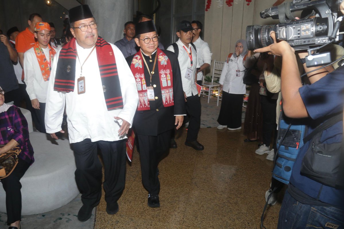 AMainuri's tweet photo. Mas Pram dan Bang Doel diantar ribuan pendukung naik oplet ‘Si Doel’ ke pengundian nomor urut Pilkada Jakarta 2024. Jakarta siap menyala! 💥 #JakartaMenyala #Pilkada2024" https://t.co/yeoyF71w7D