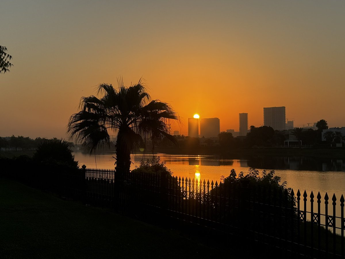 Saw this beautiful sunrise on my way to work.. God is an artist and we are his work of art. 💫